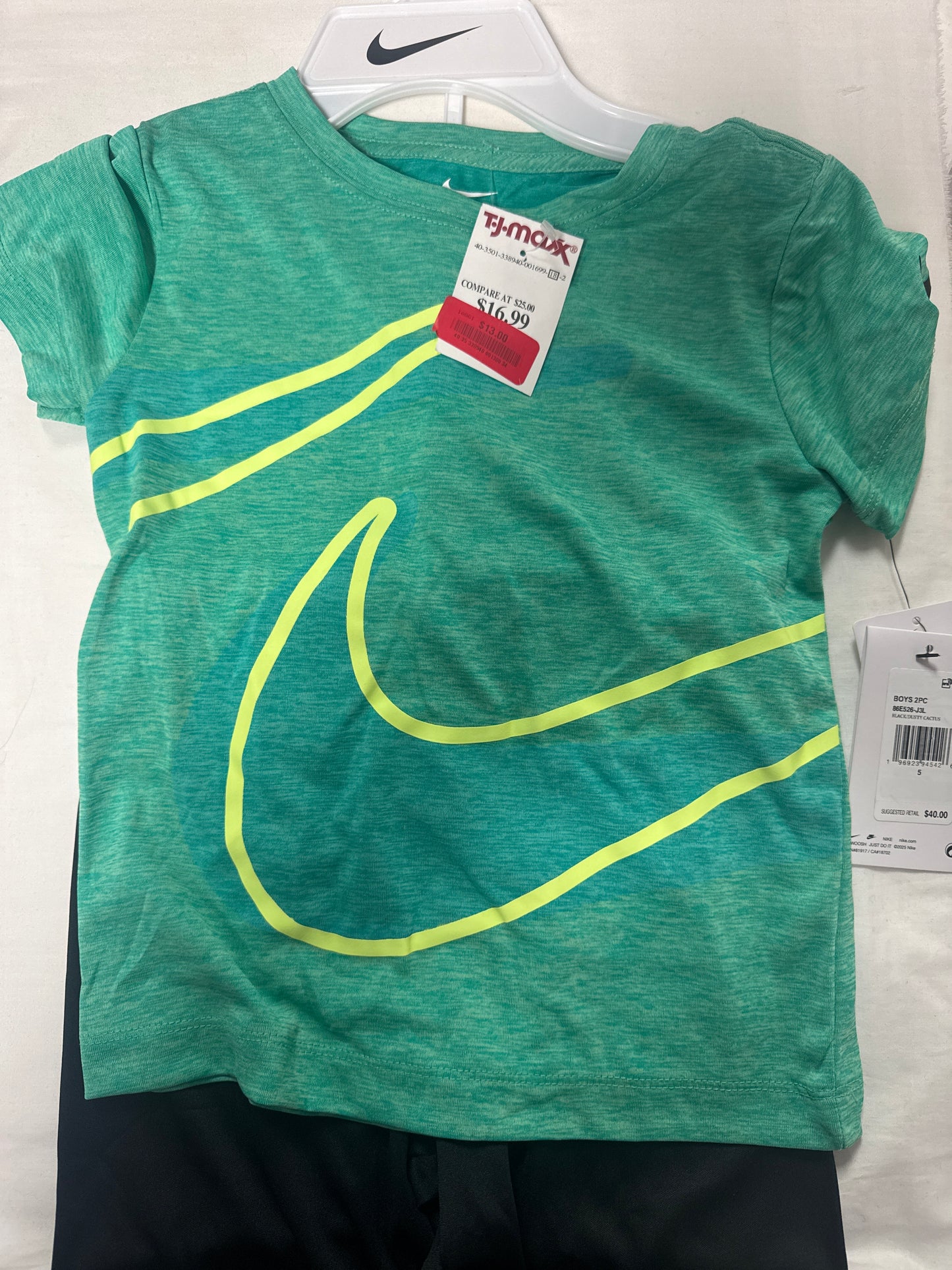 TJMAXX Nike Boys 2pc Black and Green Shirts/Shorts