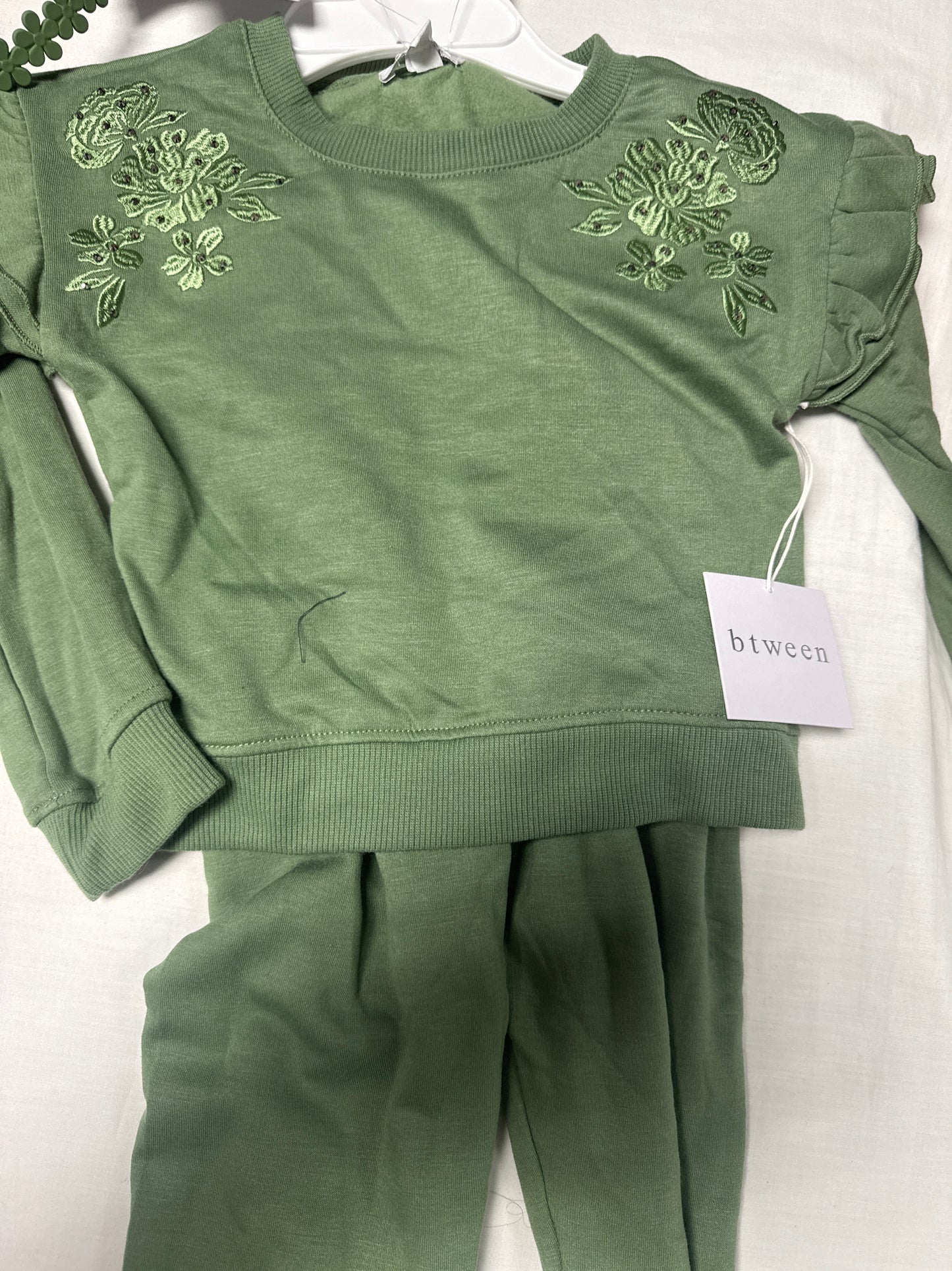 TJMAXX GREEN 2 PIECE SHIRT AND PANTS BTWEEN WITH HAIR CLIP