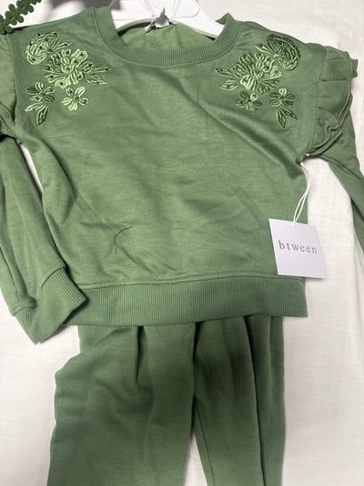 TJMAXX GREEN 2 PIECE SHIRT AND PANTS BTWEEN WITH HAIR CLIP