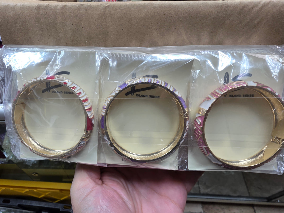 Assorted color 10mm Monstera leaf metal alloy bangle