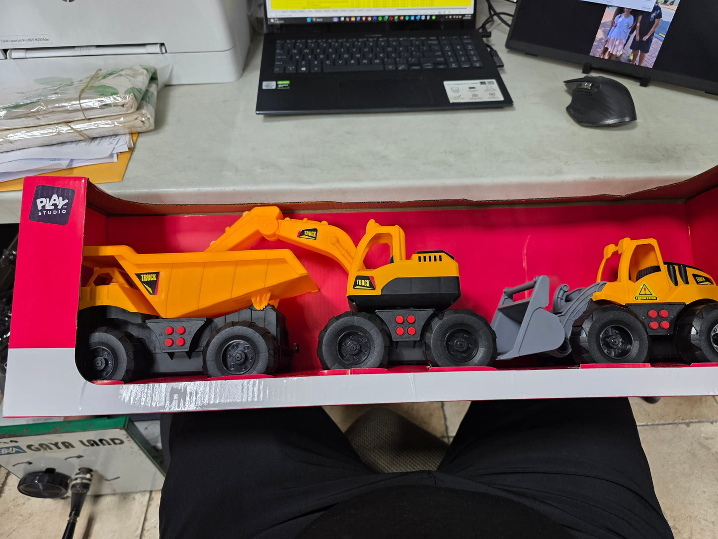 Play Studio freewheel monster truck & Trailer 14 piece nz