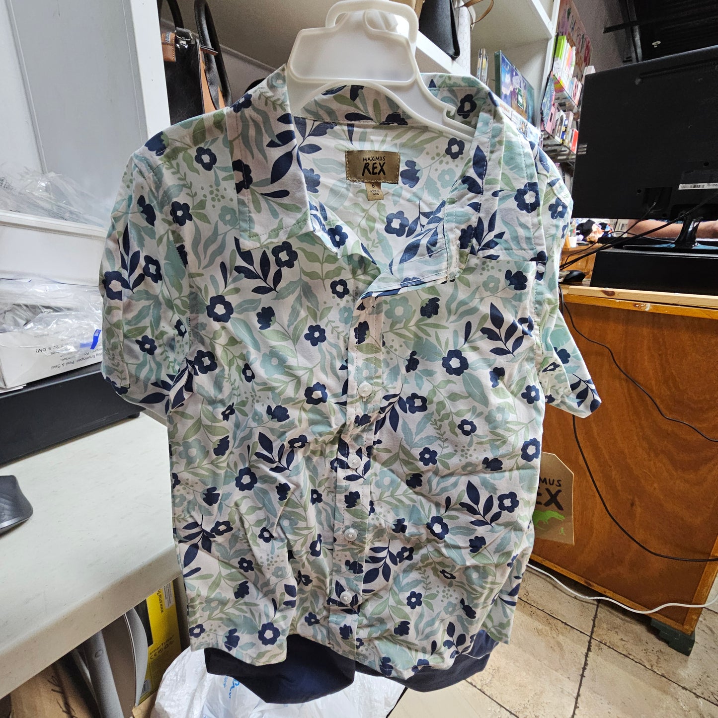 Boys 2 piece maximus Rex size 6 shirt and shorts