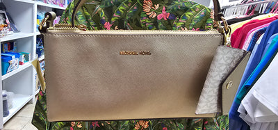 Michael Kors Vincent 35f4g2vc6m pale gold md pouchett w/attach